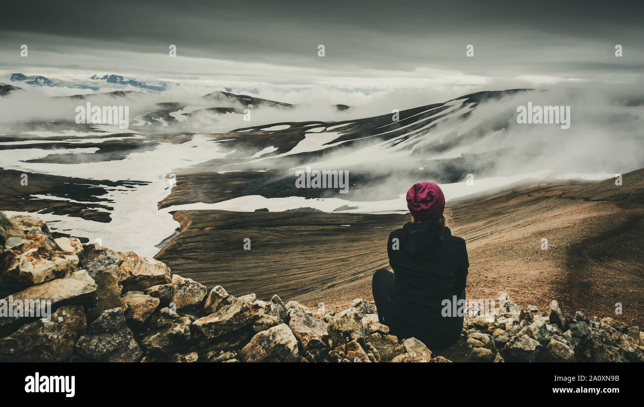 Excursionista admirando la vista nevada en el sendero laugavegur, Islandia Foto de stock