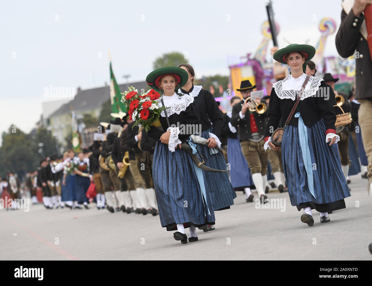 Munich, Alemania. 22 Sep, 2019. Las personas participan en el desfile de Oktoberfest en Munich, Alemania, el 22 de septiembre, 2019. Este año el Oktoberfest va desde el 21 de septiembre al 6 de octubre. Crédito: Lu Yang/Xinhua/Alamy Live News Foto de stock