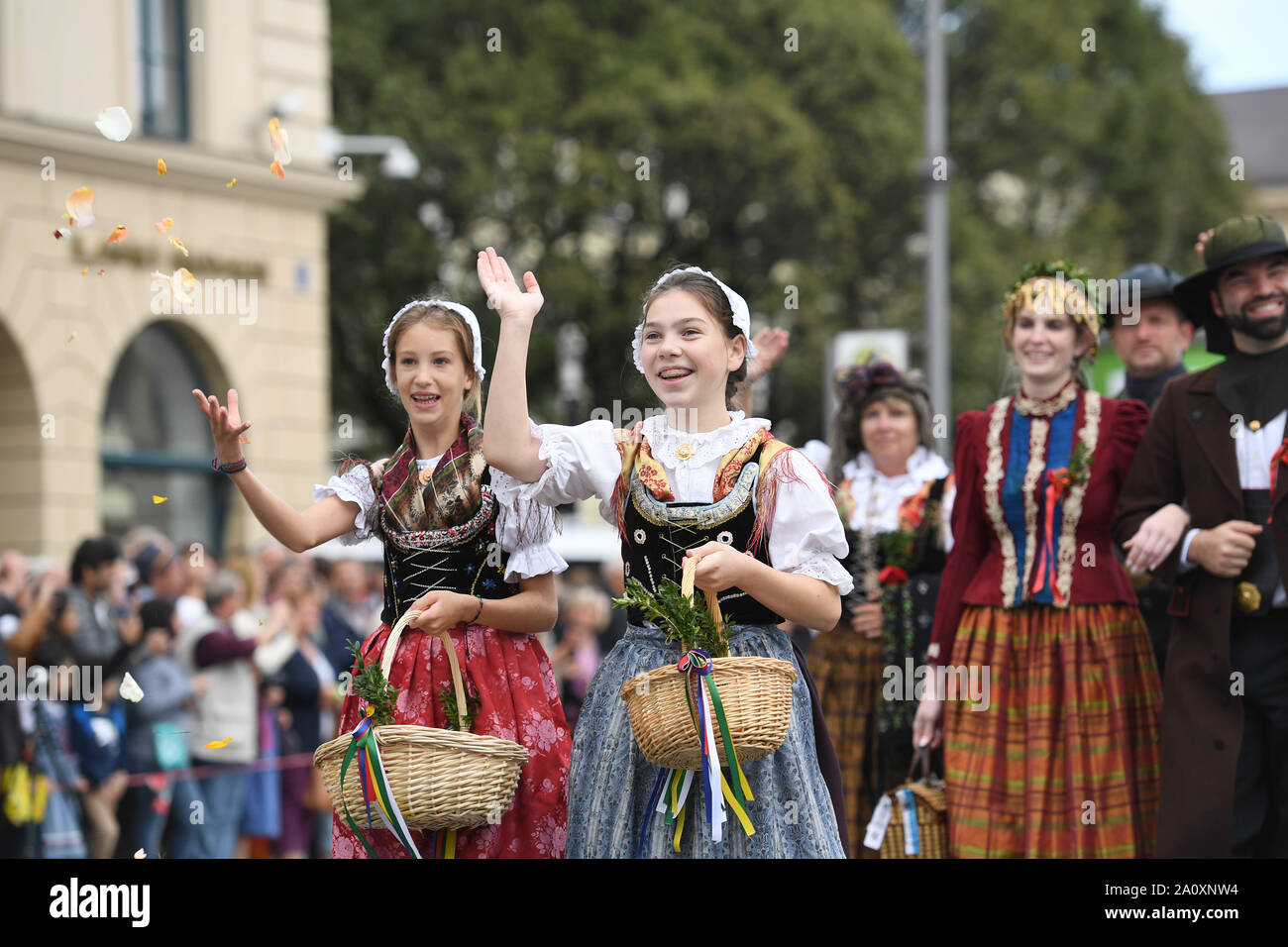 Munich, Alemania. 22 Sep, 2019. Las personas participan en el desfile de Oktoberfest en Munich, Alemania, el 22 de septiembre, 2019. Este año el Oktoberfest va desde el 21 de septiembre al 6 de octubre. Crédito: Lu Yang/Xinhua/Alamy Live News Foto de stock