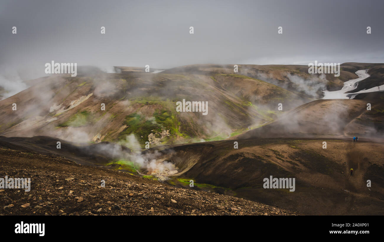 Vapor geotérmico que se eleva desde las colinas en el sendero laugavegur, Islandia Foto de stock