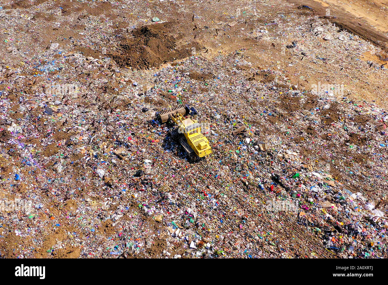 Imagen aérea de arriba hacia abajo de un vertedero de residuos sólidos municipales durante la recogida, clasificación y trabajo urgente Foto de stock