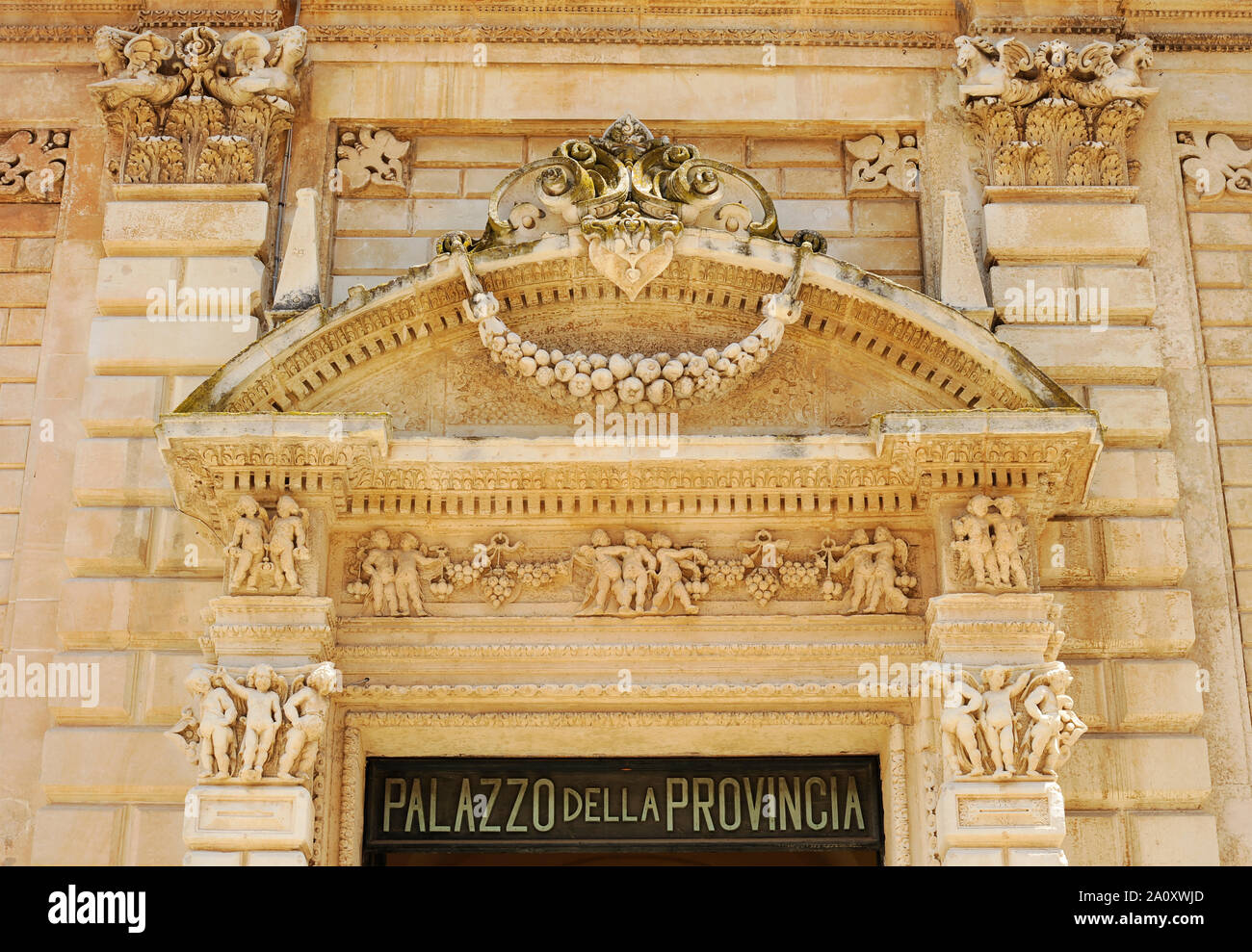 El Palazzo della Provincia, un ejemplo de monumento barroco en Lecce, Puglia, Italia Foto de stock