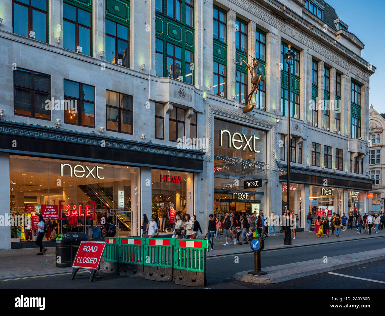 Siguiente Oxford Street - próxima tienda de moda en Oxford Street en el centro de Londres. Next's Flagship Store en Oxford St en el West End de Londres. Foto de stock