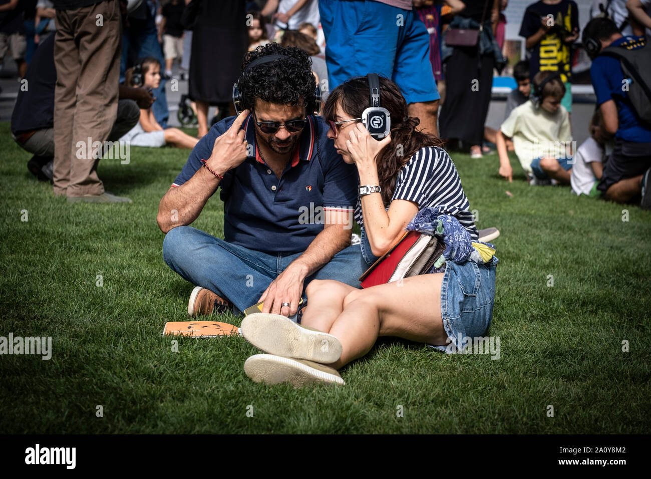 Una pareja se ve escuchando los sonidos de la ciudad en una actividad  recreativa cultural durante el día festivo del Día Mundial sin Autos. Barcelona celebra el Día Mundial sin coche por el