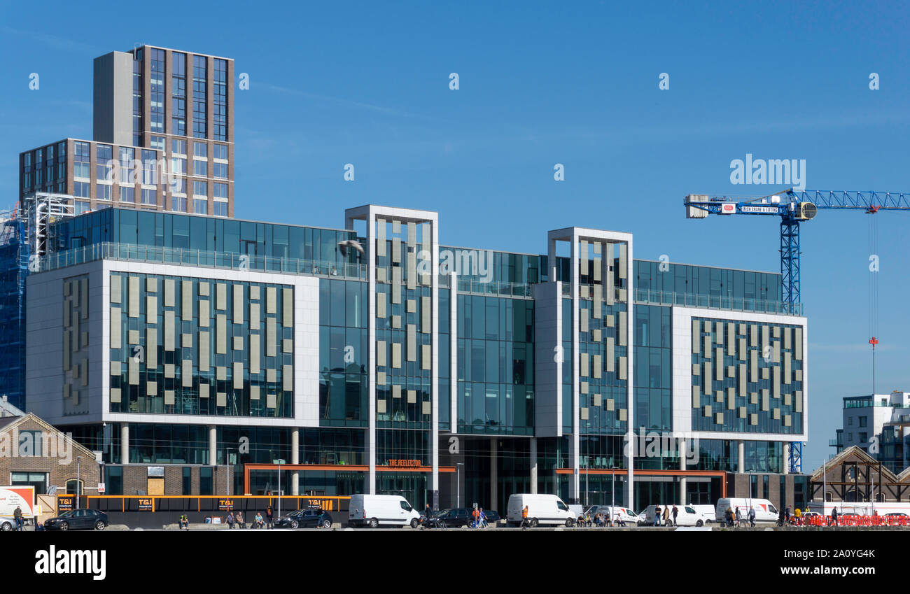 El edificio Reflector en Hanover Quay, Dublín, irlanda. Este edificio residencial y de oficinas de seis pisos albergará Air BnB y Wix. Foto de stock