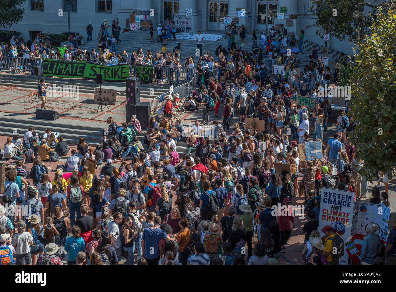 UC Berkeley estudiantes participan en la huelga por el clima walkout, protestando por el estado de los mundos el medio ambiente y el clima de la inacción. Foto de stock