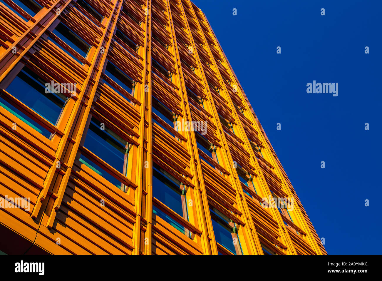 Colorida fachada de edificio de la Central Saint Giles diseñado por el arquitecto italiano Renzo Piano, St Giles, Londres, Reino Unido. Foto de stock
