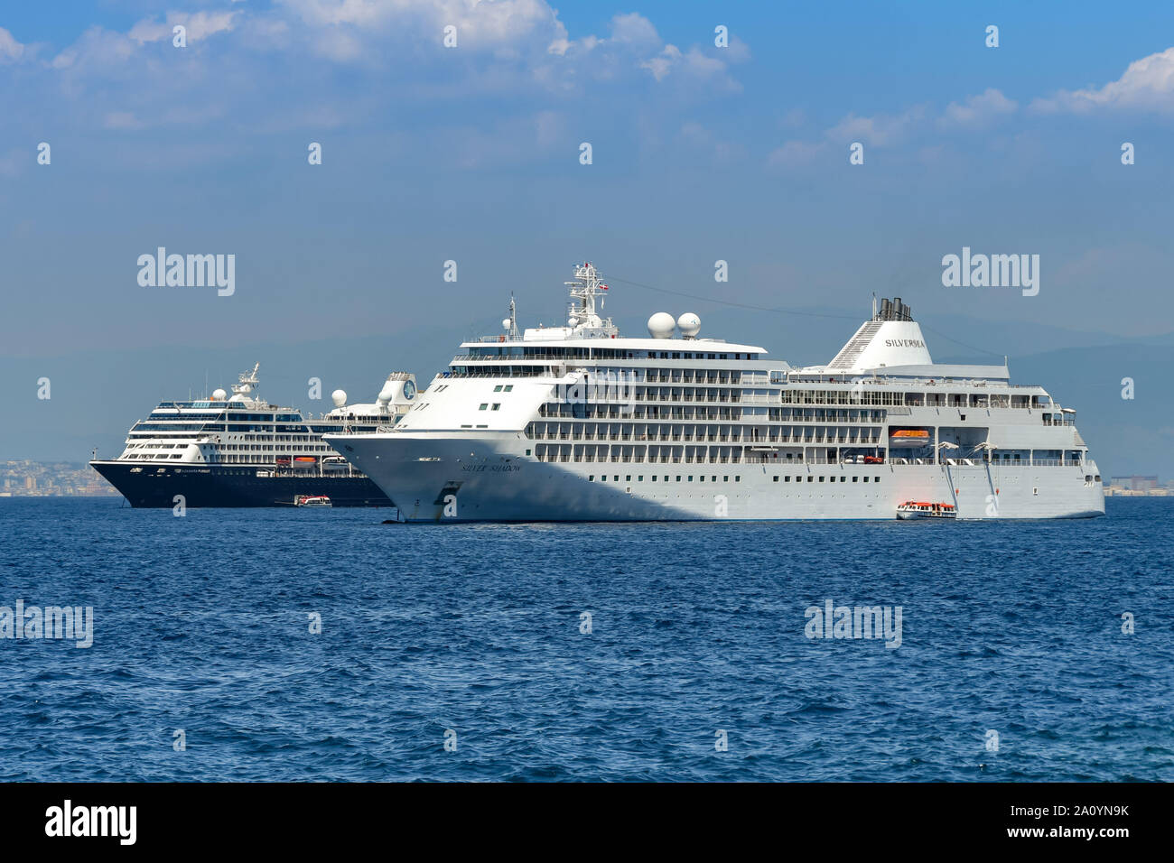 SORRENTO, Italia - Agosto 2019: cruceros de lujo Sliver sombra y detrás de  él, la búsqueda Azamara a fondear en Sorrento Fotografía de stock - Alamy