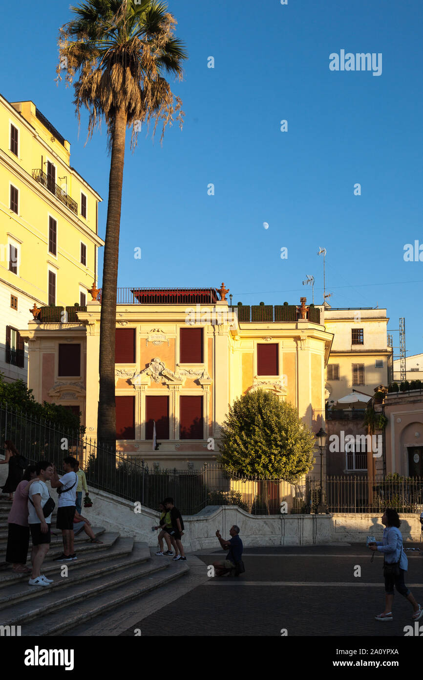 Piazza di Spagna. Los Pasos Españoles, John Keat's House, y el palacio del siglo xv del cardenal Lorenzo Cybo de Mari. Roma, Italia Foto de stock