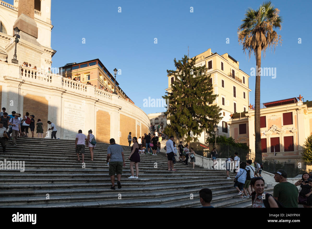 Piazza di Spagna. Escalinata de Trinità dei Monti, iglesia, Juan Keat's House, y el palacio del siglo xv del cardenal Lorenzo Cybo de Mari. Roma, Italia Foto de stock