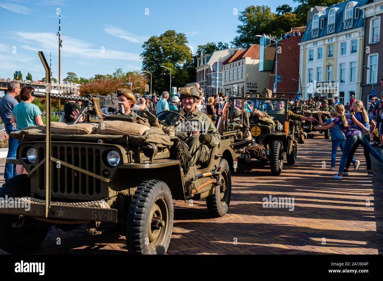 Convoy de vehículos militares durante el ículo militar desfile  conmemorativo de los 75 años desde que tuvo lugar la operación Market Garden.  La operación Market Garden fue una de las mayores operaciones