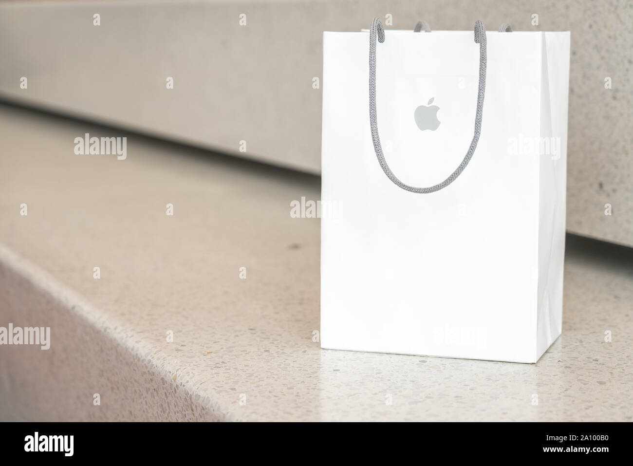 Aventura, Florida, EE.UU. - Septiembre 20, 2019: Apple bolsa de papel  blanco con el logotipo de marca en el interior de la tienda Fotografía de  stock - Alamy