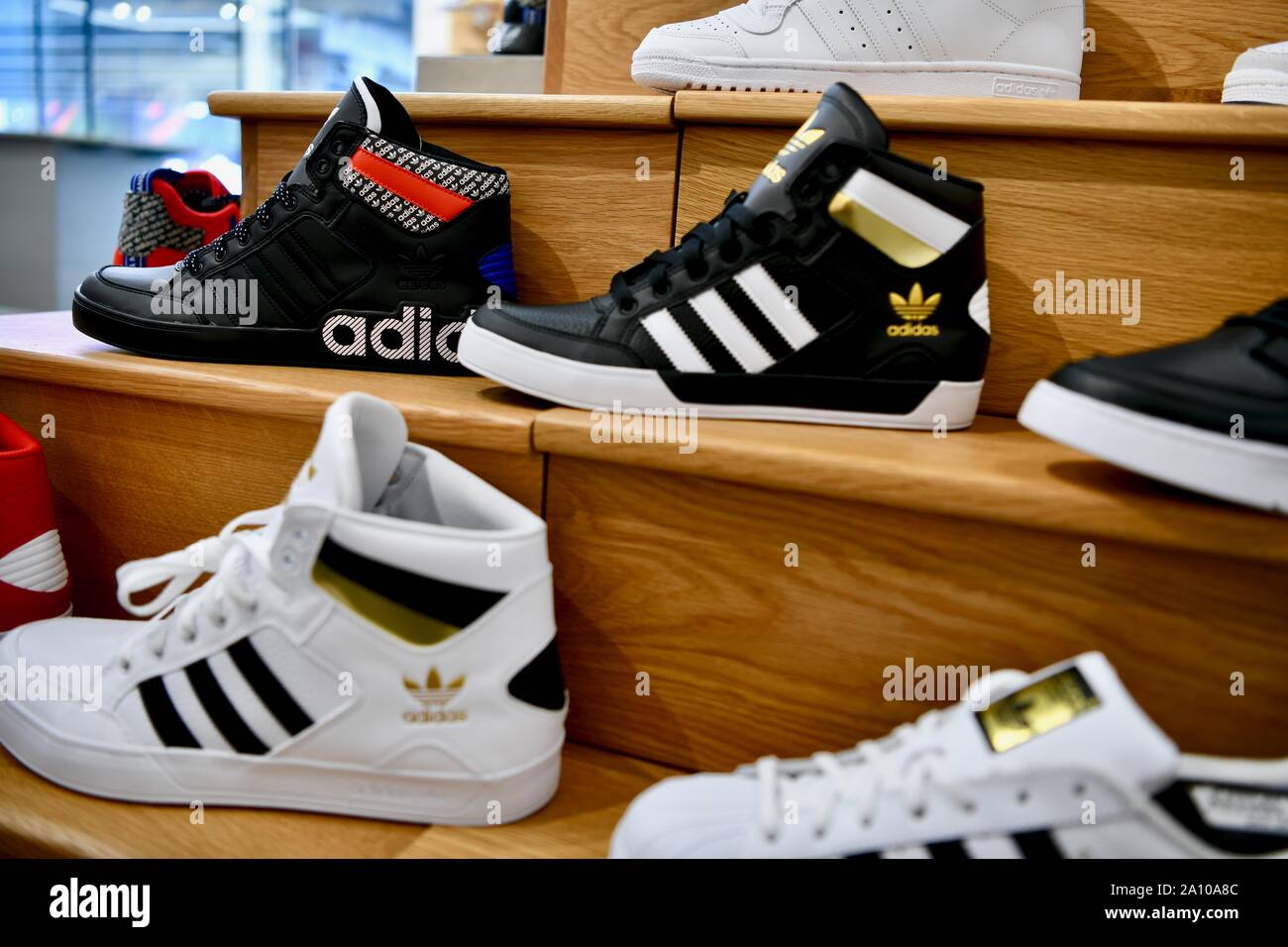Zapatillas Adidas en la flagship store de Adidas en Ciudad de Nueva York, Fotografía de stock -