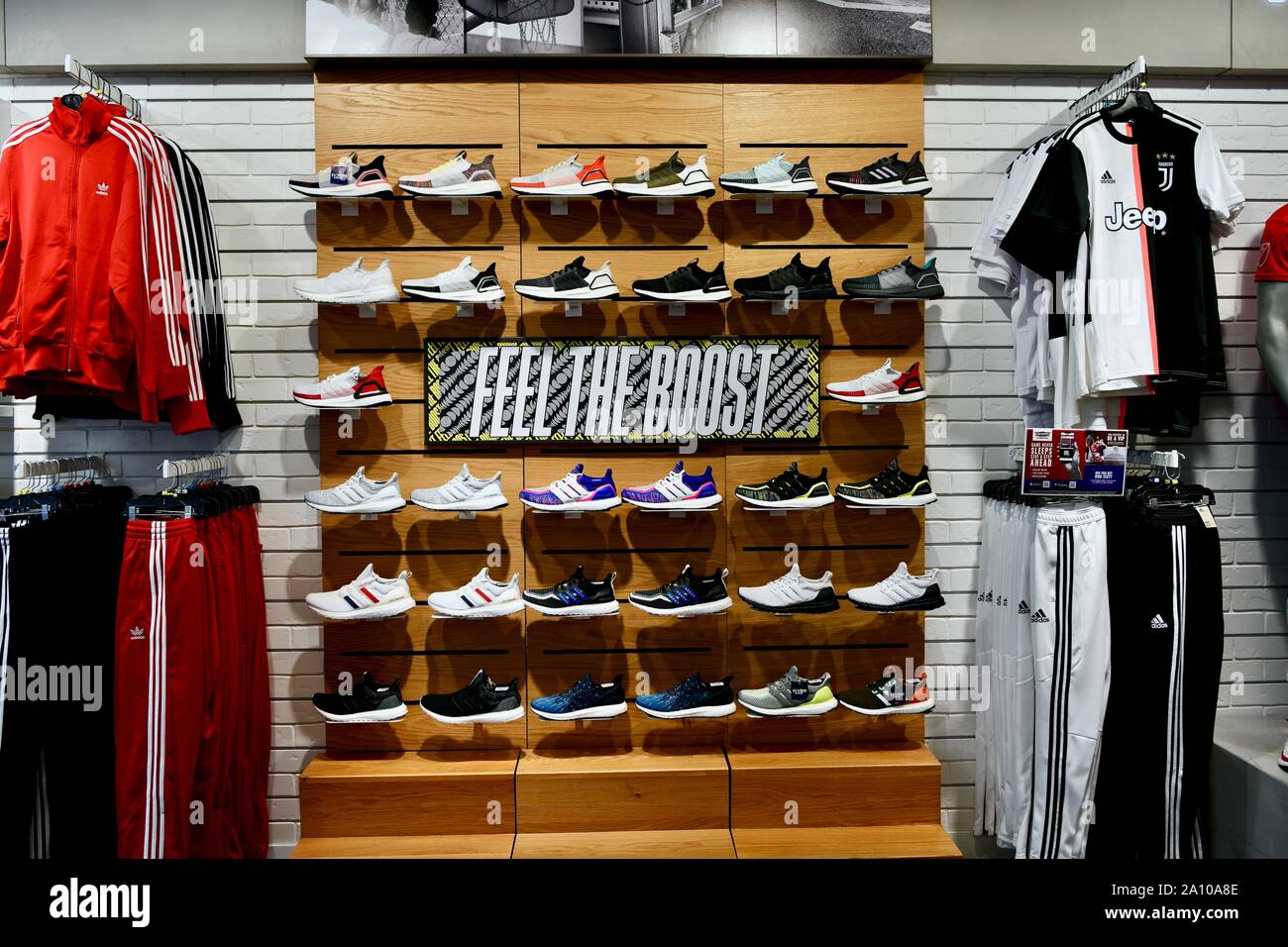 bloquear Oficial cuchara Zapatillas Adidas en la flagship store de Adidas en la Ciudad de Nueva York,  EE.UU Fotografía de stock - Alamy