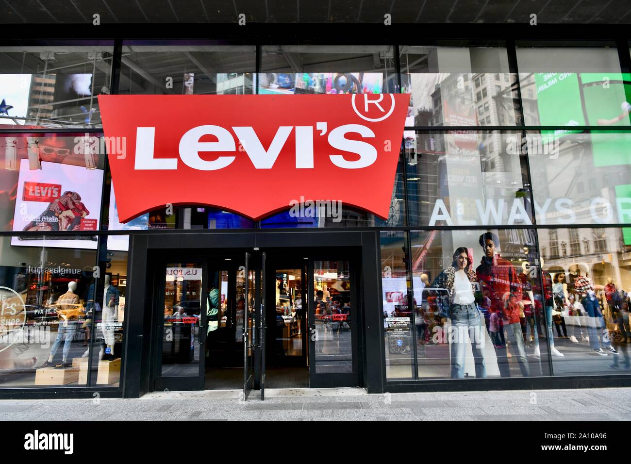 Tienda de ropa Levi's en la ciudad de Nueva York, EE.UU Fotografía de stock  - Alamy