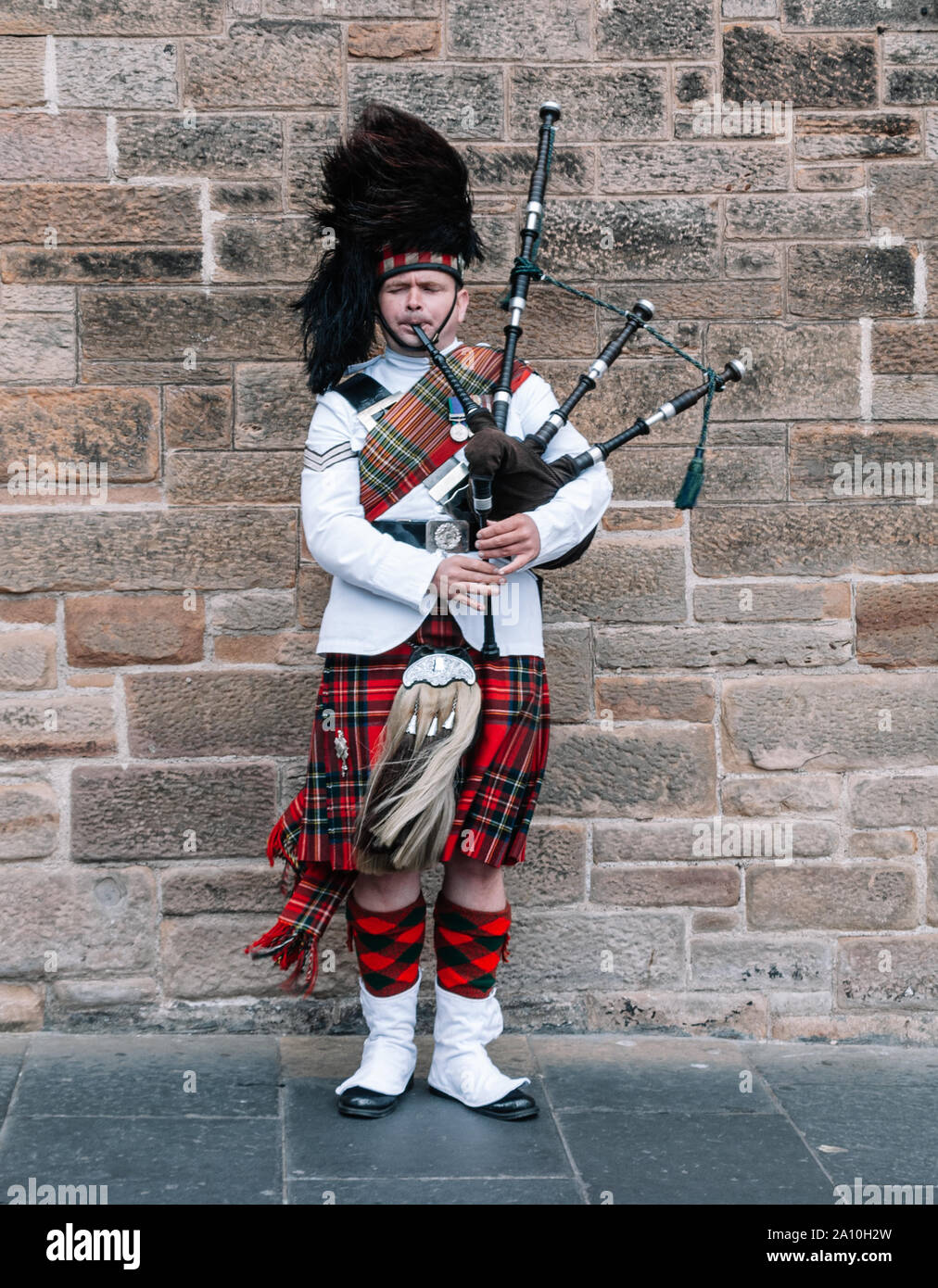 Metropolitano Tener un picnic ven Edimburgo, Escocia, 29 de agosto de 2019: Un gaiteiro escocés tocando su  instrumento musical Fotografía de stock - Alamy