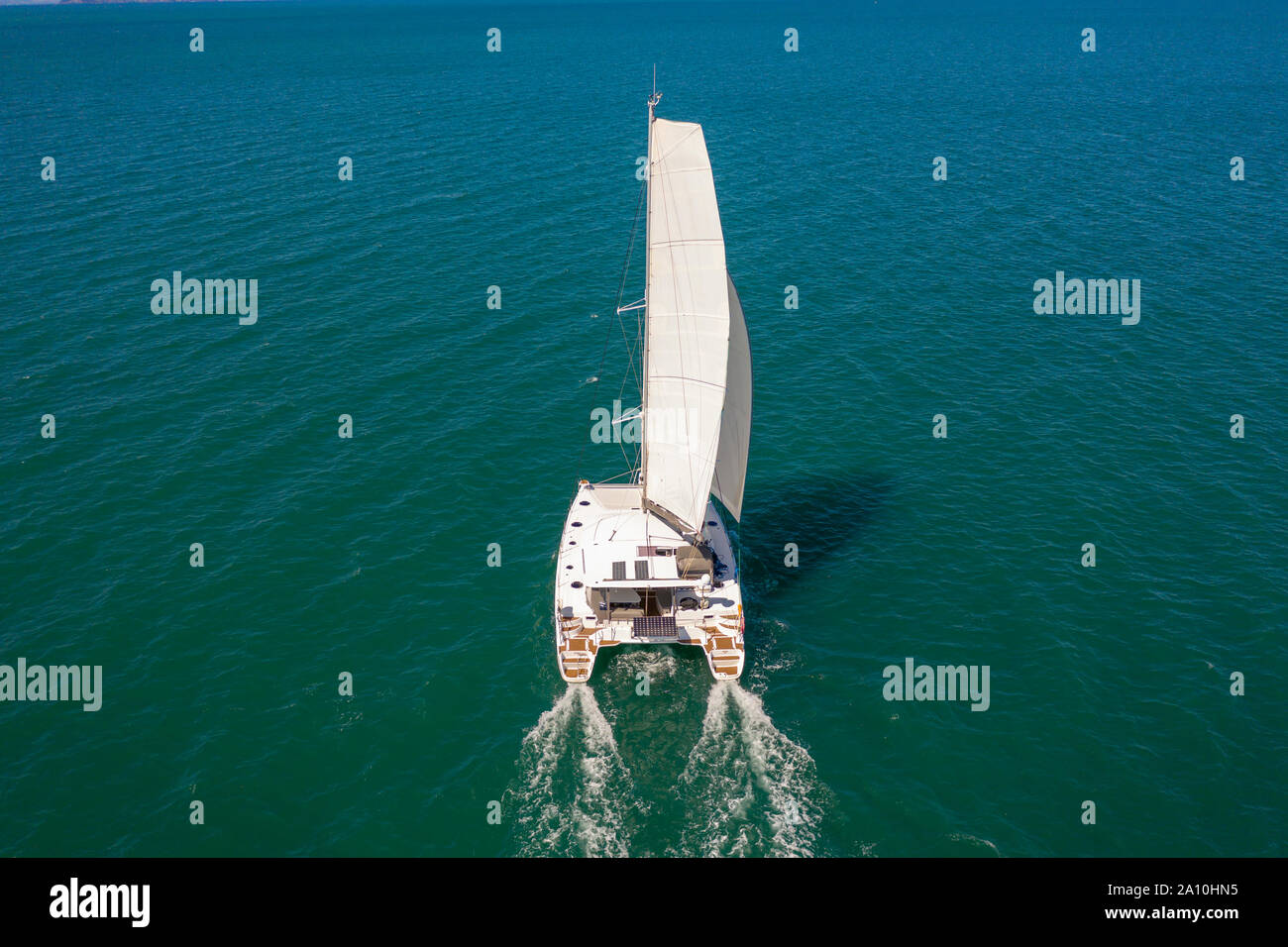 Velero catamarán de crucero a vela, tomada desde el aire. Foto de stock