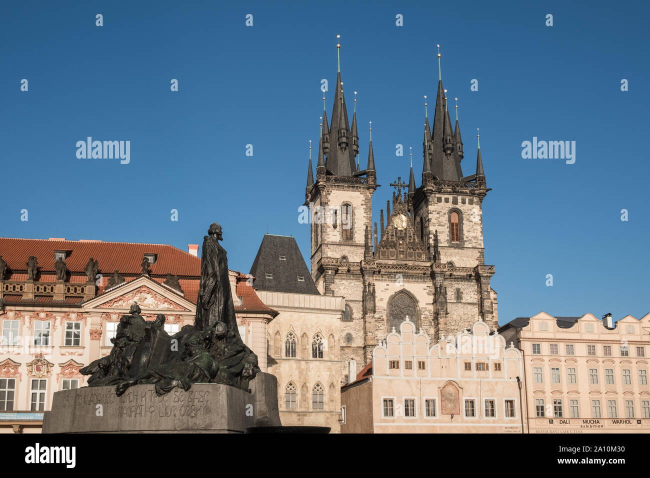 Jan Hus memorial y exterior torres góticas de la Iglesia de Nuestra Señora antes de Tyn, Plaza de la Ciudad Vieja, Stare Mesto, Praga, República Checa Foto de stock
