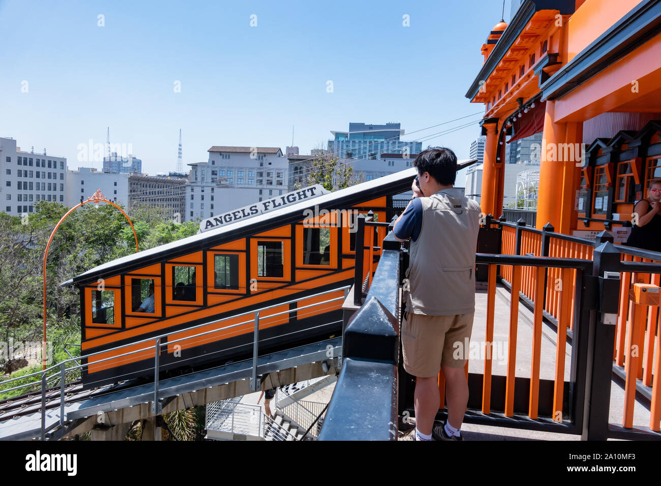 Los Angeles, Agosto 10: El fotógrafo tomando imagen del histórico Angels Flight Railway el Aug 10, 2019 en Los Angeles, California Foto de stock