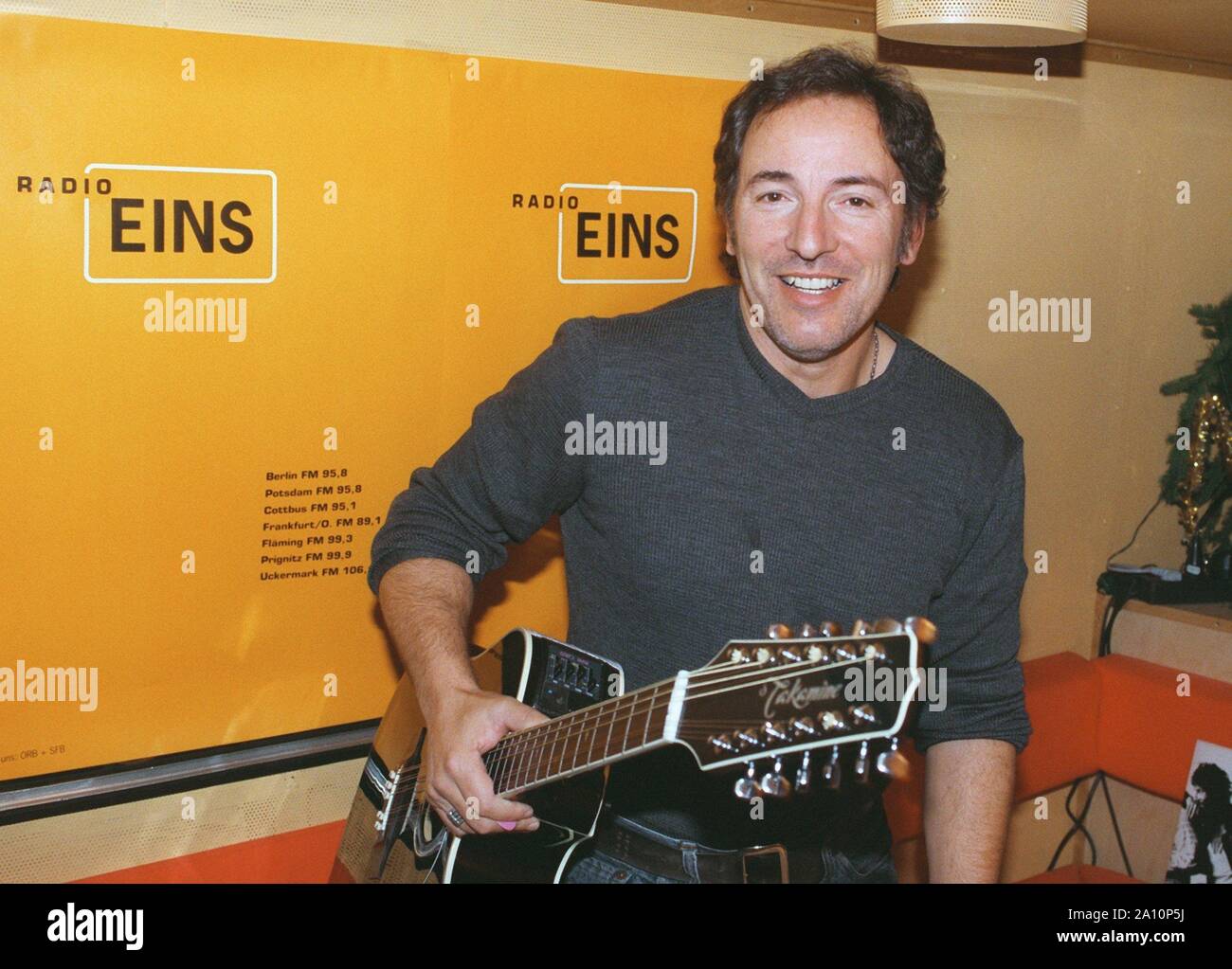 Berlín: Superstar Bruce Springsteen hizo una breve parada en Berlín el 7 de  diciembre de 1998, durante su gira promocional por varios países europeos,  y concedió una entrevista a la emisora Radio