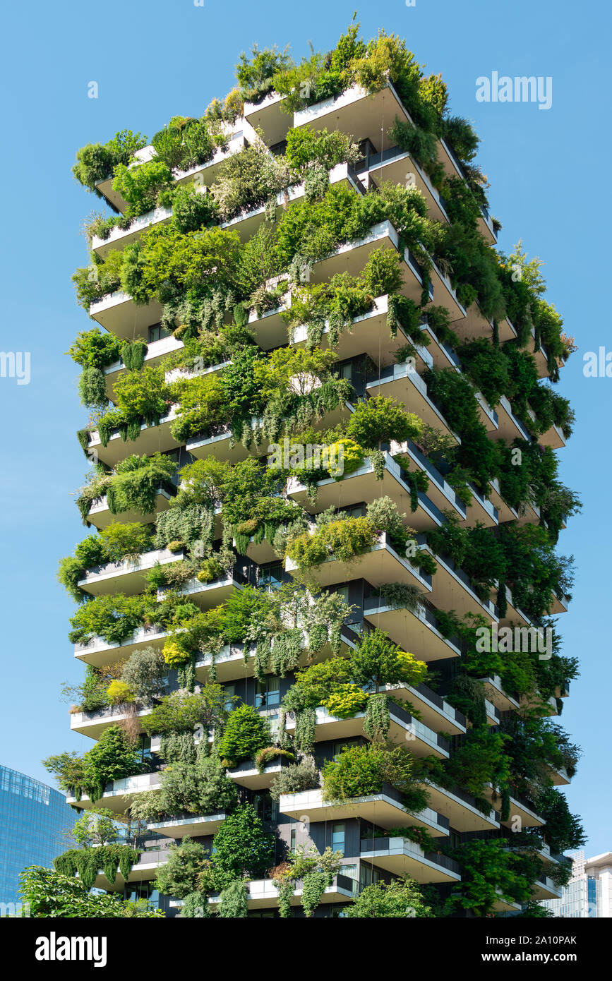 Milán, Italia - 31 de mayo de 2019: Bosco Verticale o bosque vertical son  un par de torres residenciales en Milán. Los edificios contienen más de 900  árboles Fotografía de stock - Alamy