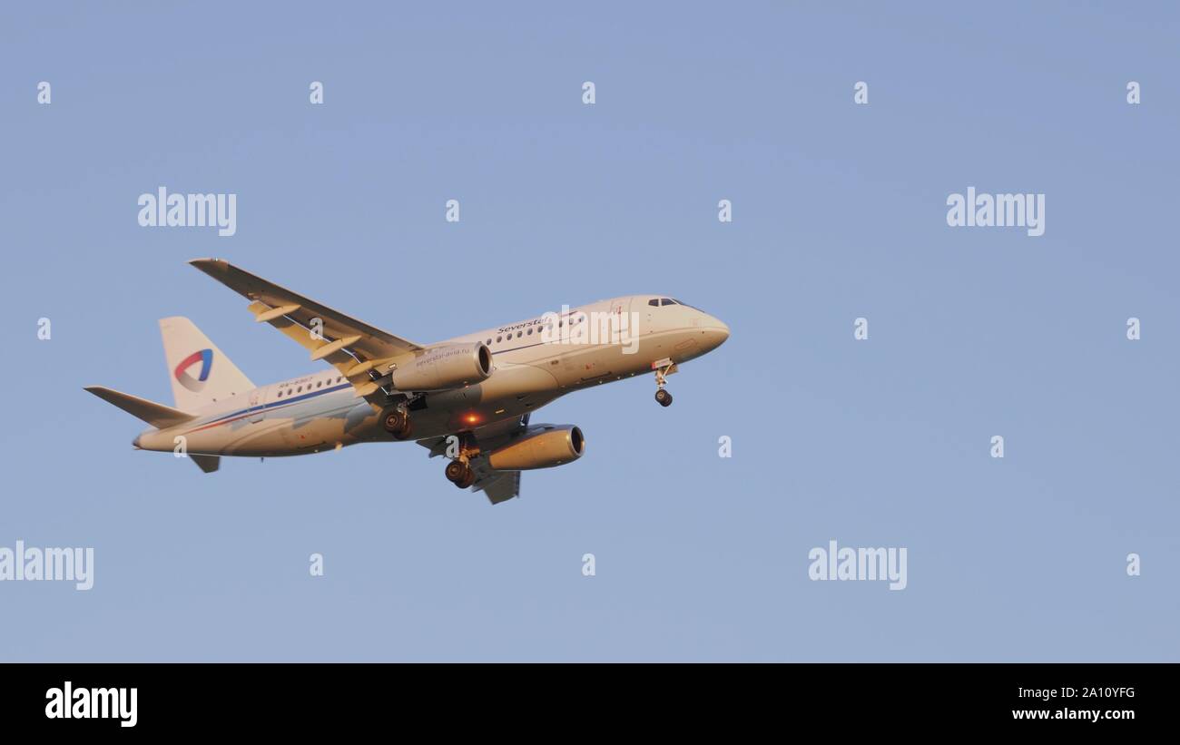 Moscú, Rusia, 10 de junio de 2019: El avión comercial de pasajeros volando en día soleado el 10 de junio de 2019 en Moscú, Rusia. Foto de stock