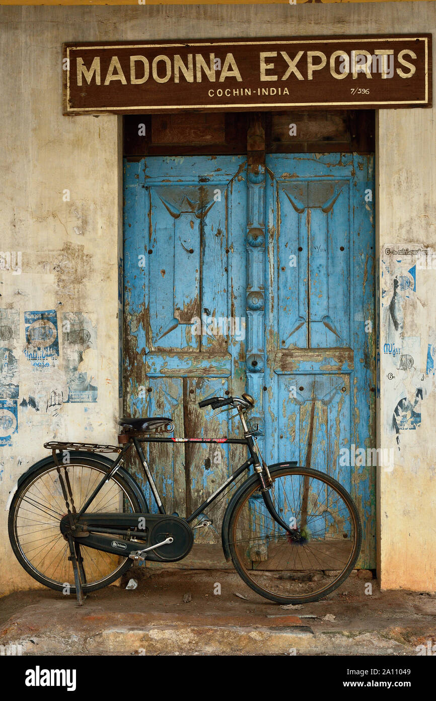 KOCHIN, Kerala, India - 29 de noviembre de 2018: la bicicleta antes de la entrada antigua a la empresa participar en el comercio de especias exóticas, Cochin, India. Foto de stock