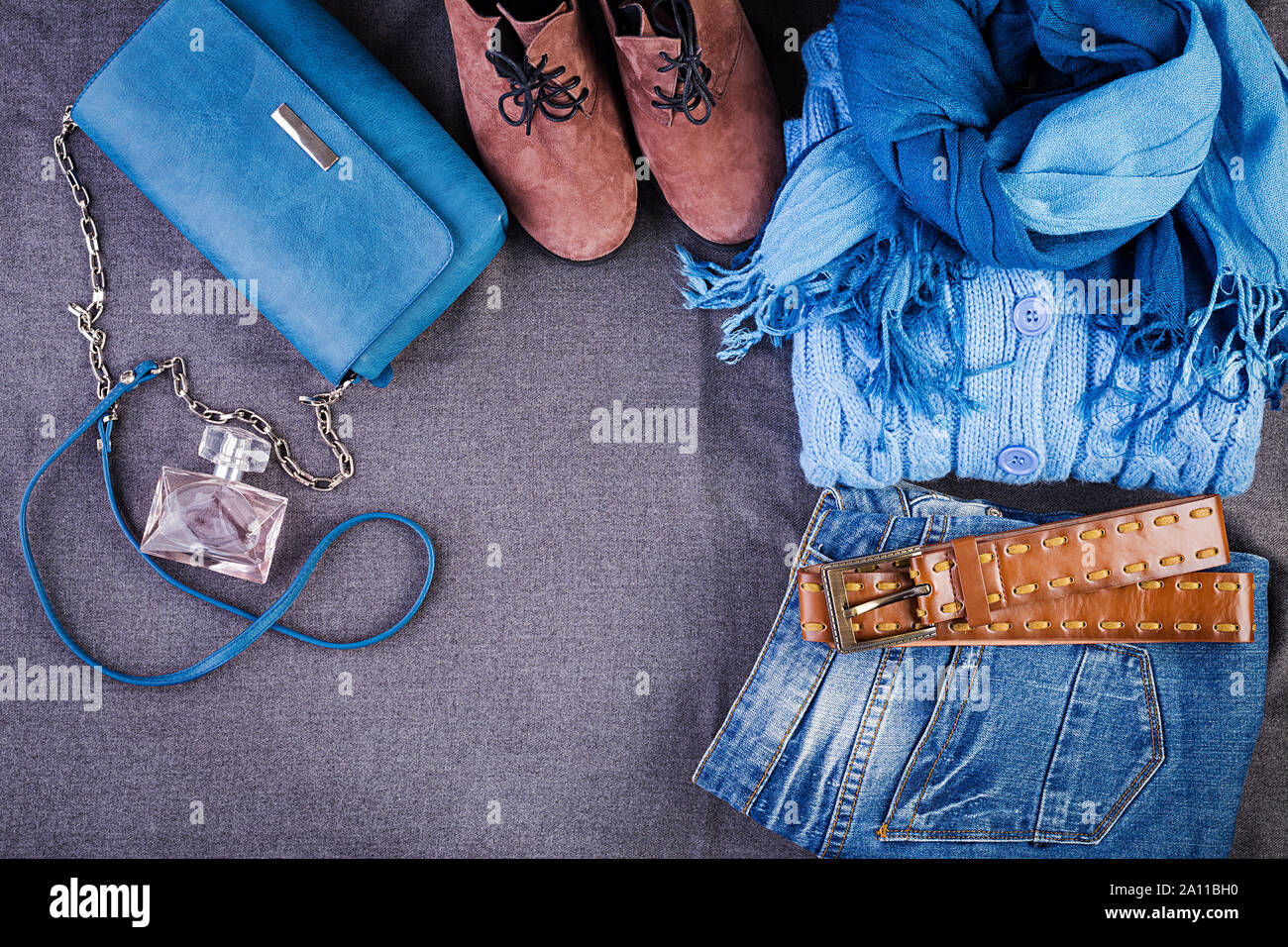 Womens prendas de vestir, accesorios, calzado (blusa azul, jeans, zapatos  de terracota, bolsa). Ropa de moda. Concepto de compras. Vista desde  arriba. Moda, saturado col Fotografía de stock - Alamy