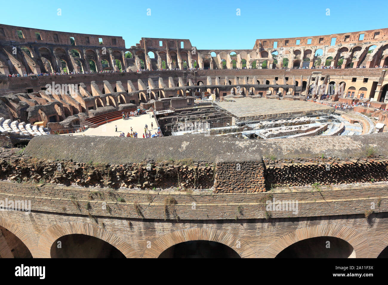 Editorial - Roma, Italia 16 de junio 2019: El interior del Coliseo, ahora un importante destino turístico. Foto de stock