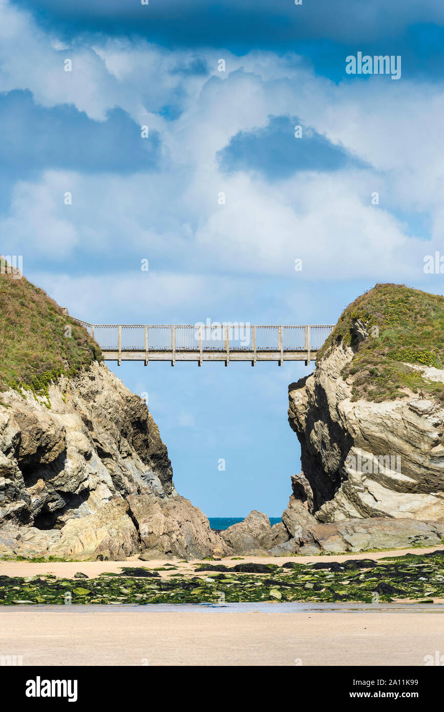 El puente que une la tierra firme con la isla de Porth en Newquay en Cornualles. Foto de stock