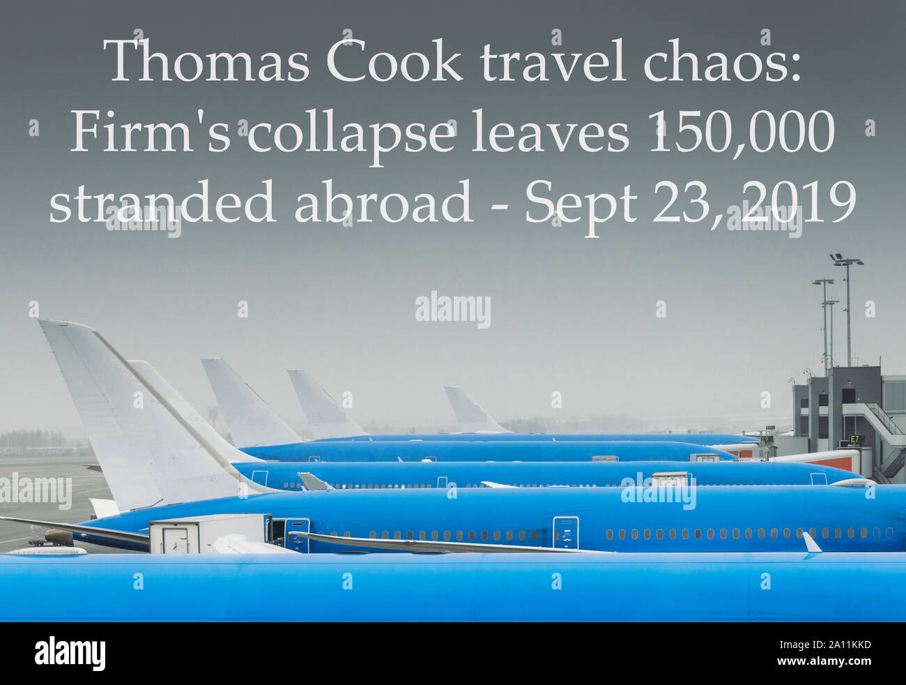 Londres, Reino Unido - 23 Sep, 2019: Los aviones estacionados en filas en el aeropuerto con título de Thomas Cook travel caos: colapso del bufete deja 150.000 desamparados Foto de stock