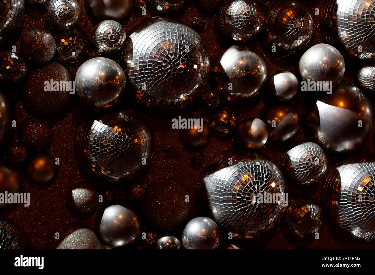 Plata bolas de discoteca composición con relucientes luces doradas Foto de stock