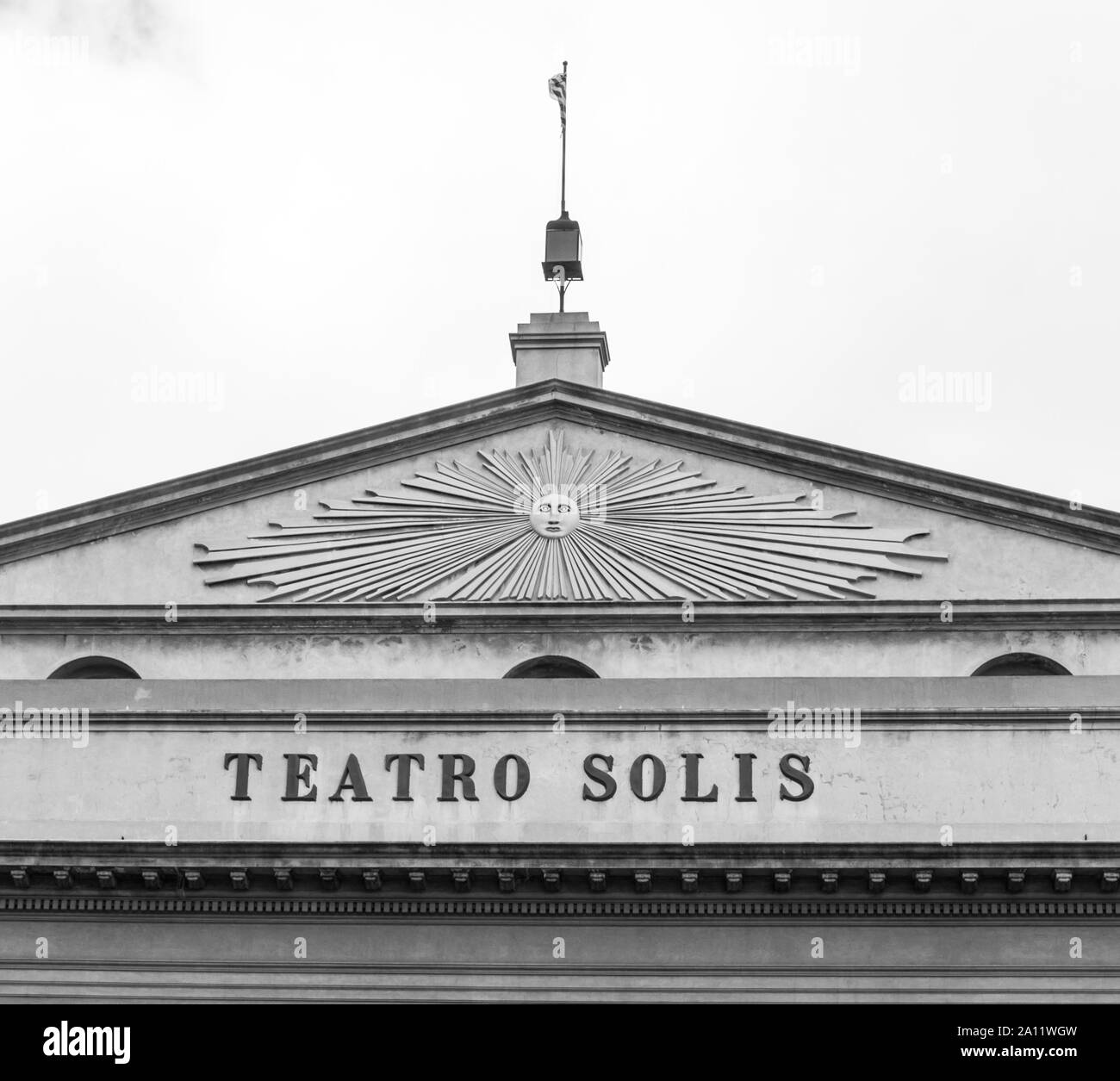 Vista de la famosa fachada Teatro Solís de Montevideo, el más antiguo, situado en la parte delantera de la Plaza Independencia, Montevideo, Uruguay. América del Sur Foto de stock