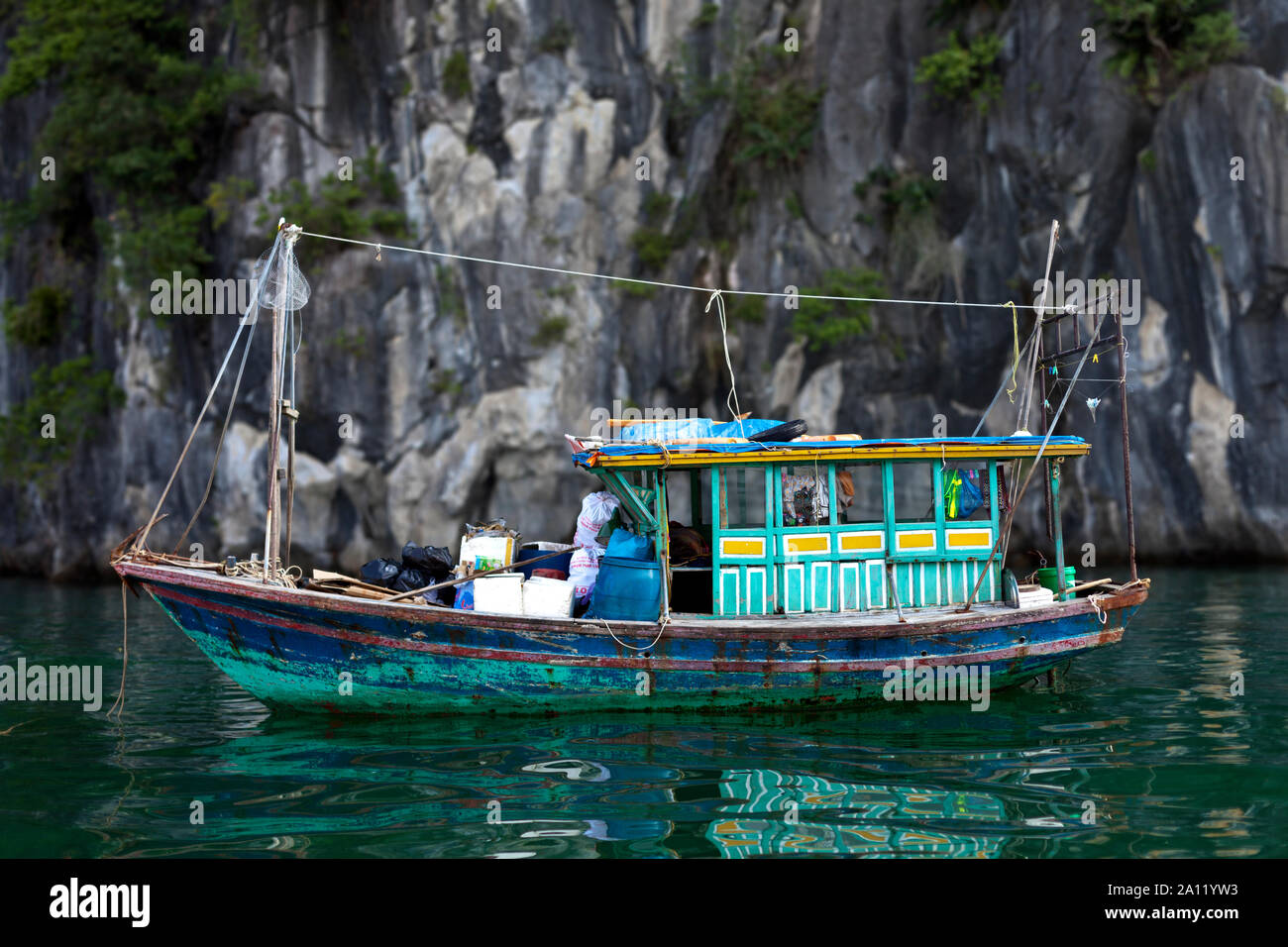 Buntes Fischerboot in der Bucht Ha Long en Vietnam Foto de stock