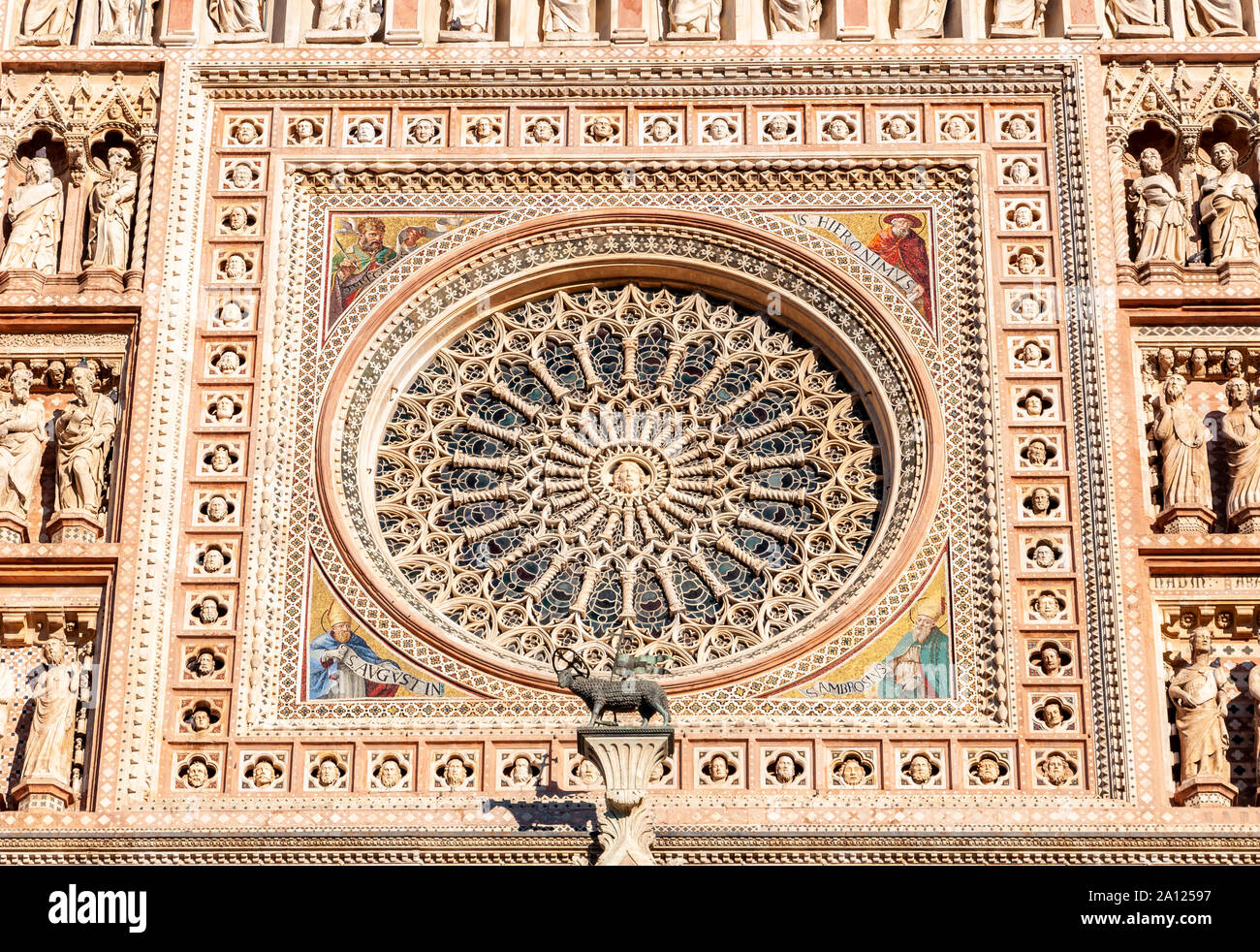 Orvieto, Italia. Vista en perspectiva de la Catedral de "Santa Maria Assunta", una obra maestra de la arquitectura gótica. Foto de stock