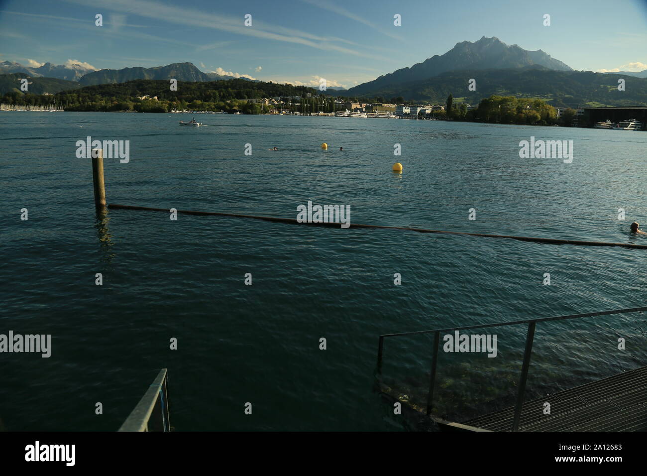Schwimmbad Lago de Lucerna, Suiza Foto de stock