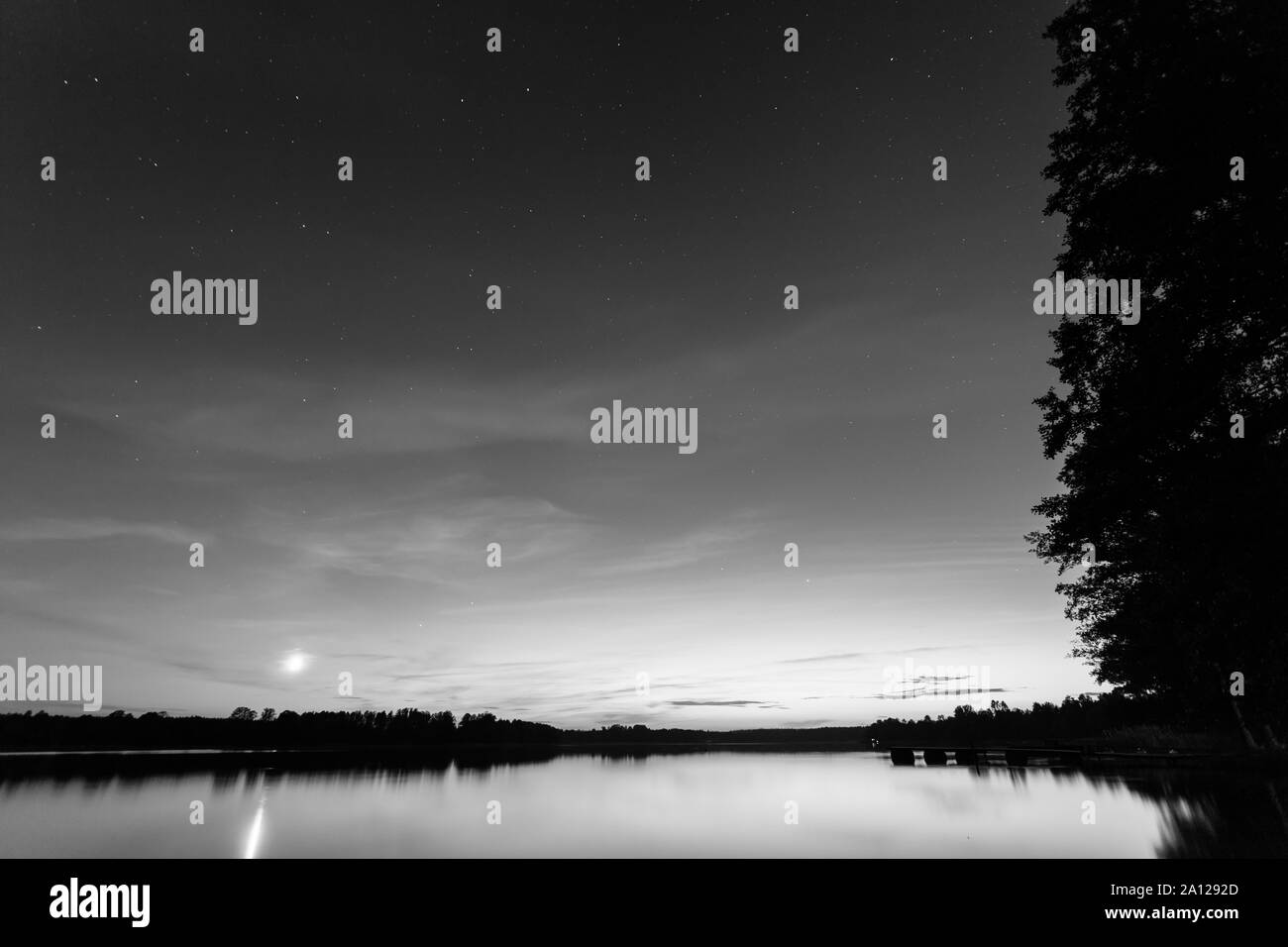 Cielo nocturno sobre el lago, imagen en blanco y negro Foto de stock