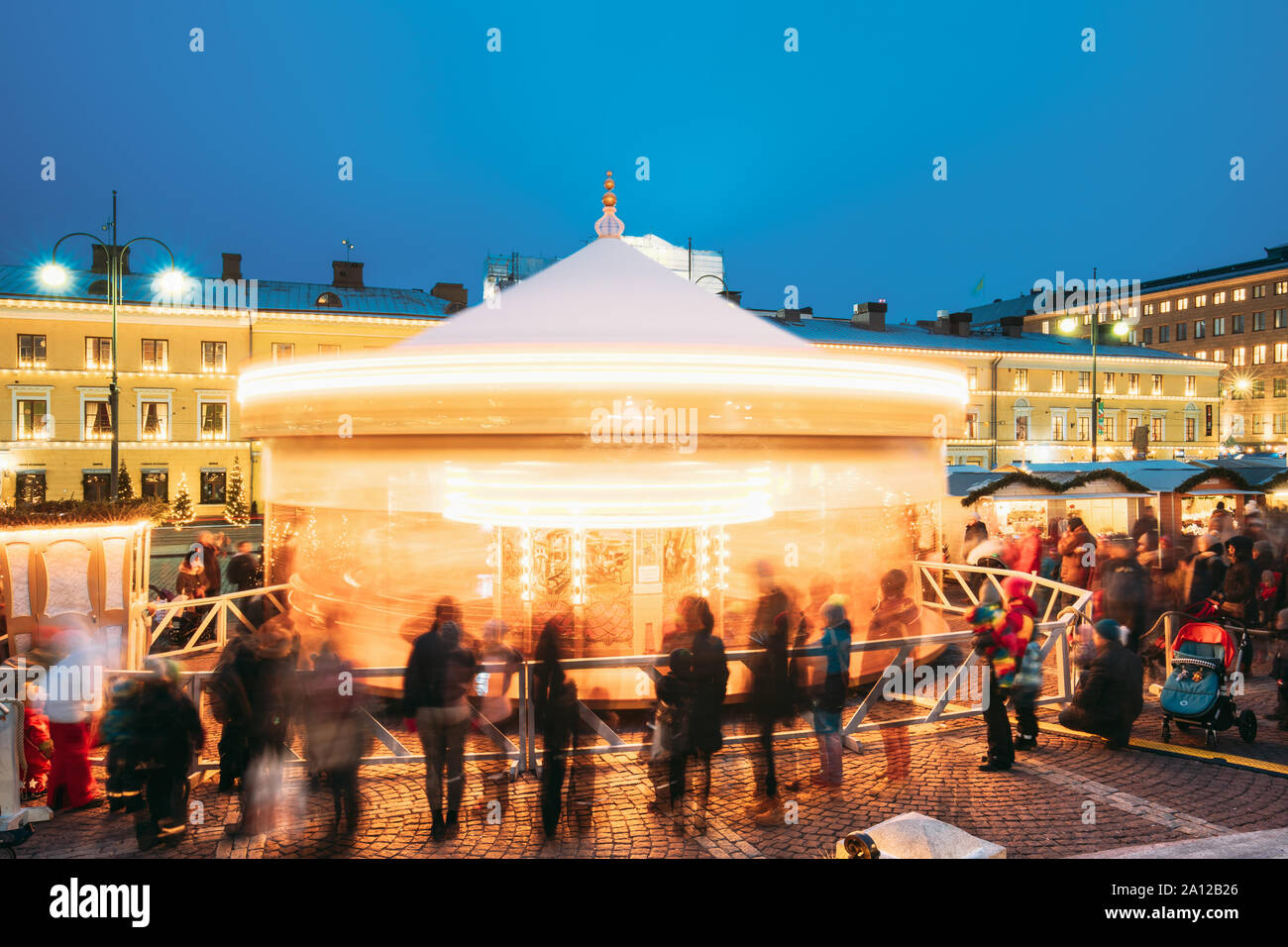 Helsinki, Finlandia - 11 de diciembre de 2016 Vacaciones de Navidad: la Navidad en el carrusel en la Plaza del Senado en la noche de invierno. Foto de stock
