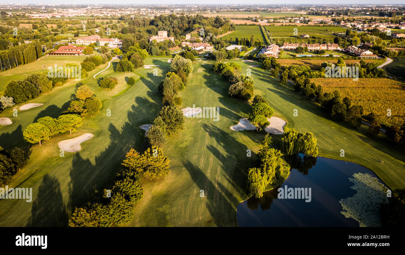 Drone vista de un campo de golf en Italia Foto de stock