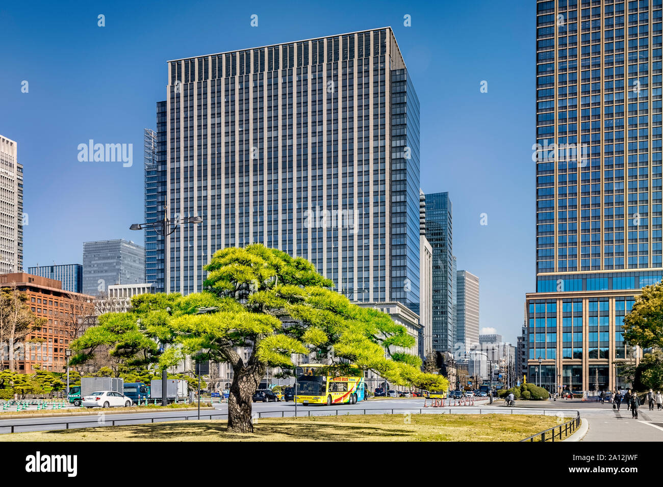 3 de abril de 2019: Tokio, Japón - altos edificios de oficina de Tokio, CDB, visto desde el enfoque de Kokyo Gaien Jardín Nacional sobre Kajibashi Dori. Foto de stock