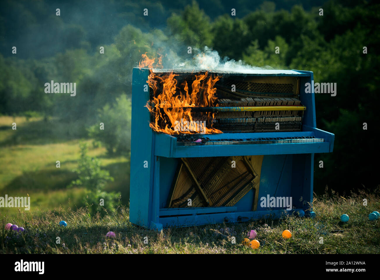 Fuego, arte, Halloween, basura, hoguera. El piano en el fuego, el teclado,  el humo. La música pop, melodía, Rhapsody saqueos quema piano estilo  musical grunge instrumen Fotografía de stock - Alamy