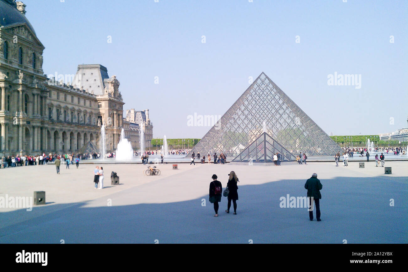 Exterior de la Pirámide del Louvre Museo construido en el siglo XVIII en París. Abril 16, 2011. París, Isla de Francia, Francia, Europa. Viajes Turismo Street Foto de stock