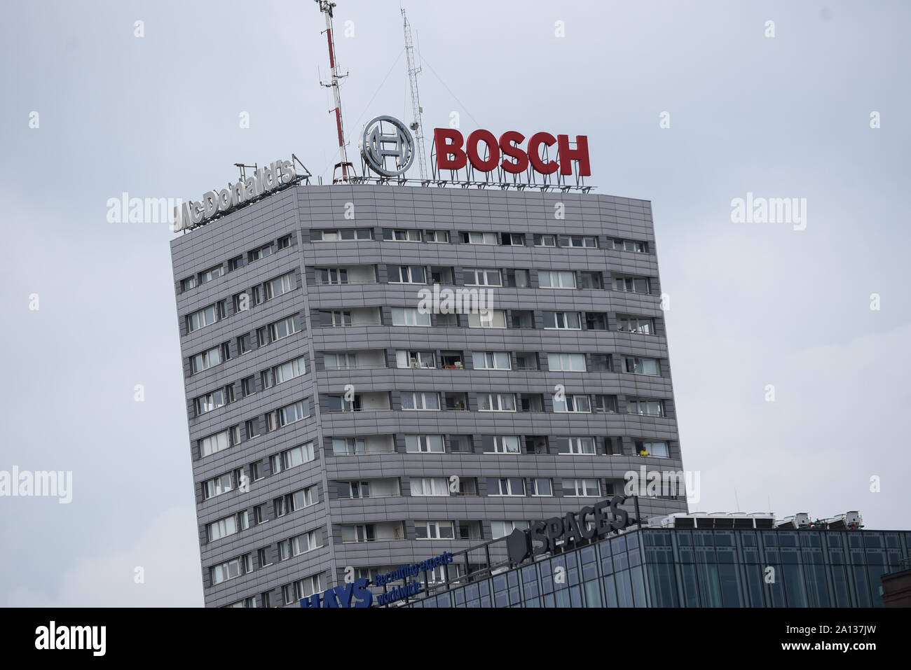 Un logotipo de Bosch se ve en la parte superior de un edificio. Foto de stock
