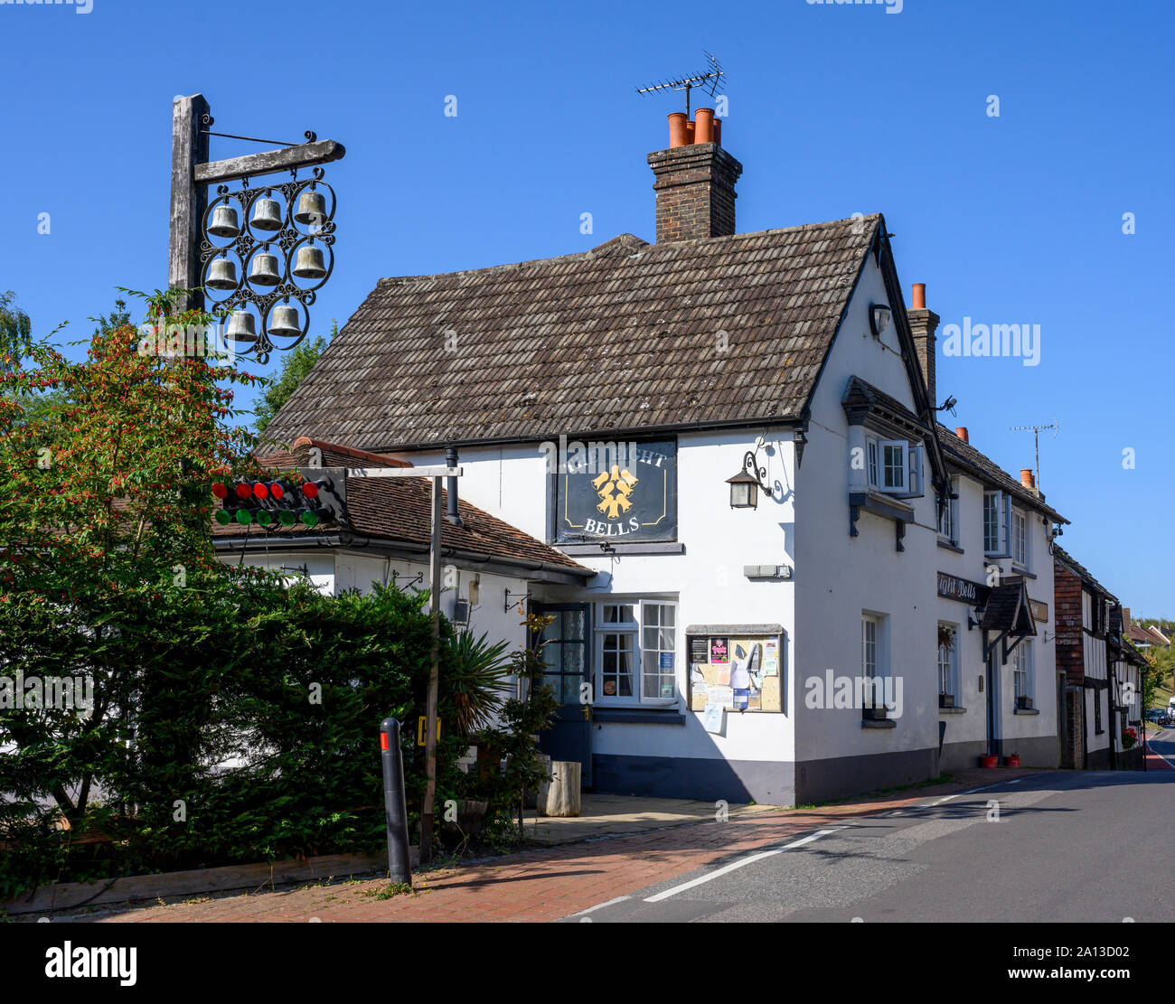 Las ocho campanas Public House, la calle Bolney, Haywards Heath, West Sussex, Inglaterra, Reino Unido. Foto de stock
