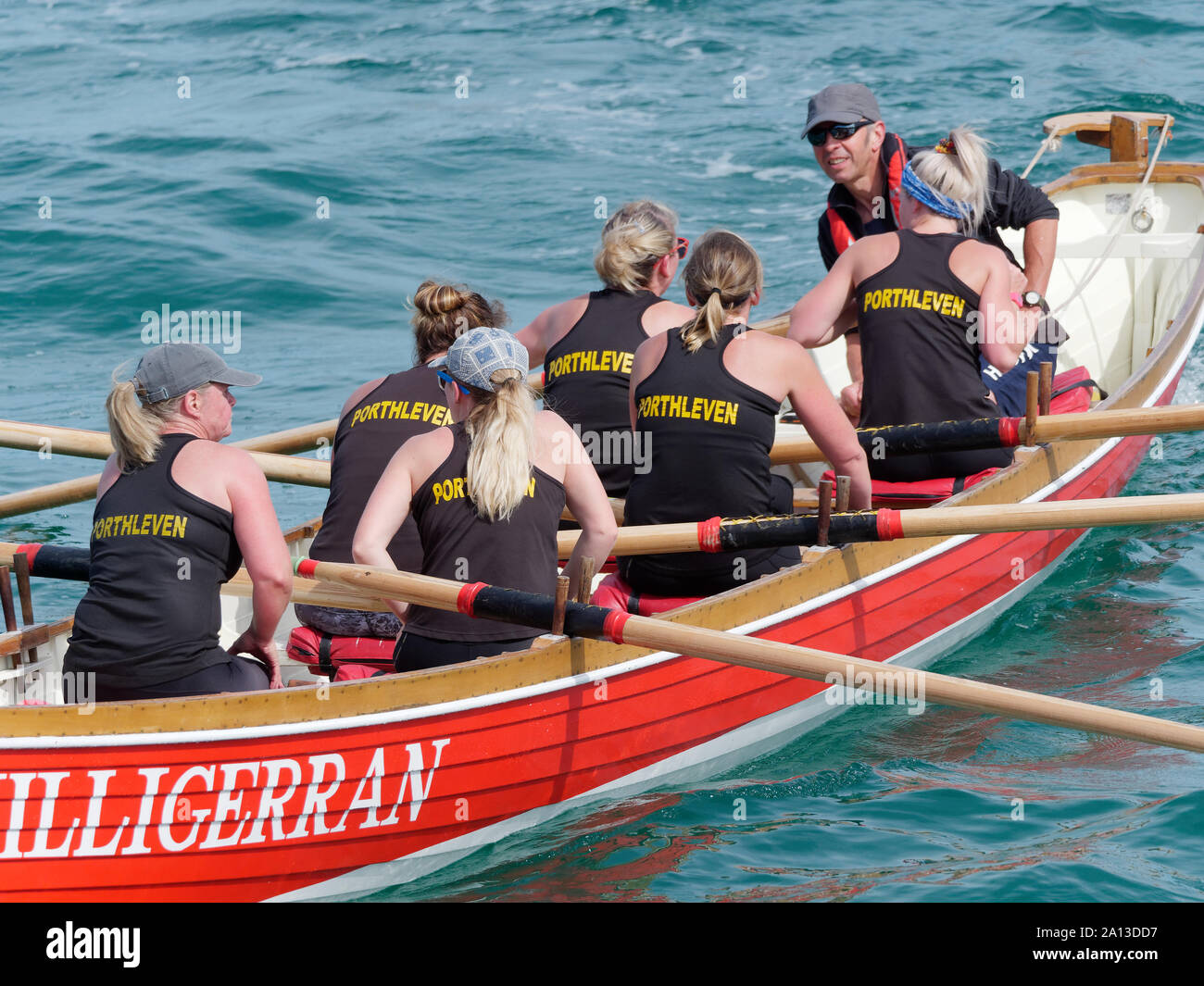 Las mujeres remo en equipos de seis en mano tradicional concierto experimental construido barcos. la tasa anual de West Country evento atrae a equipos de Europa (Londres Cornish) Foto de stock