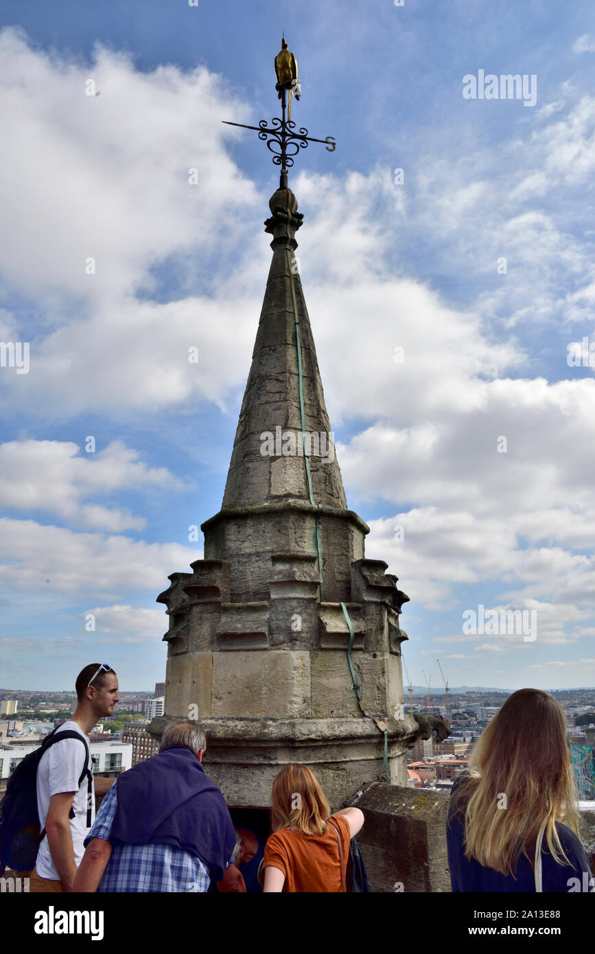 Espadaña con veleta, San Miguel en el monte sin, Bristol, Reino Unido, Foto de stock