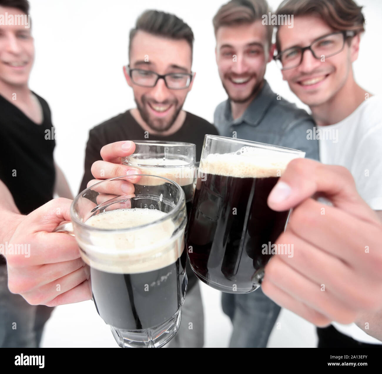 Close up.jarras de cerveza en las manos de un grupo de hombres Foto de stock