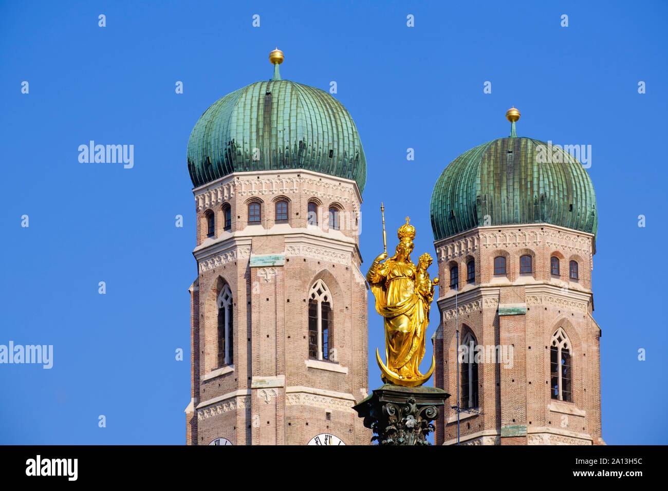 Cebolla torres de la Iglesia de Nuestra Señora y columna mariana en la Plaza de Santa María, Munich, la Alta Baviera, Baviera, Alemania Foto de stock