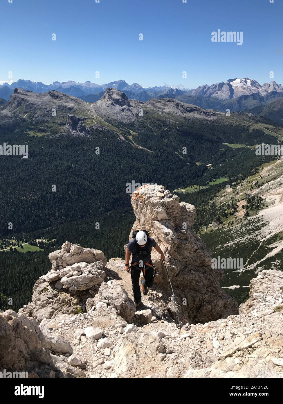 Guía de alta montaña en una escarpada y expuesta Vía Ferrata en Alta Badia, en el sur del Tirol en los Dolomitas italianos Foto de stock