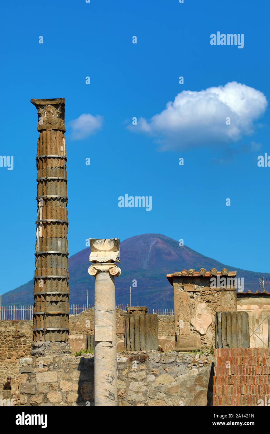 Ruinas de la antigua ciudad romana de Pompeya y el Monte Vesubio, Italia Foto de stock